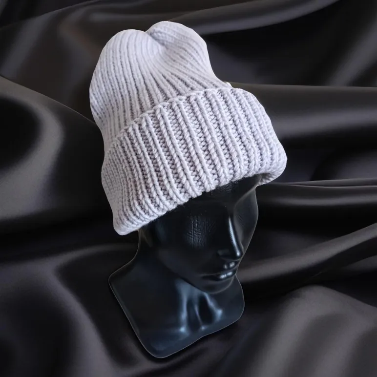 Женская вязаная шапка из мериносовой шерсти