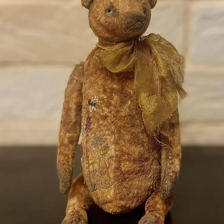 Медведь и цветы