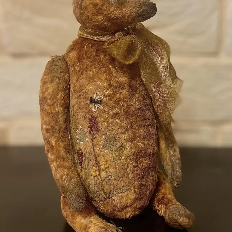 Медведь и цветы