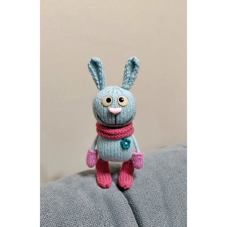 Вязаная игрушка зайчик для детей