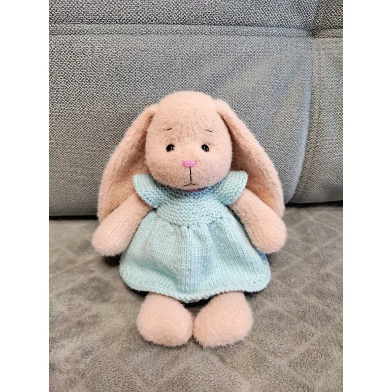 Вязаная игрушка зайка для детей