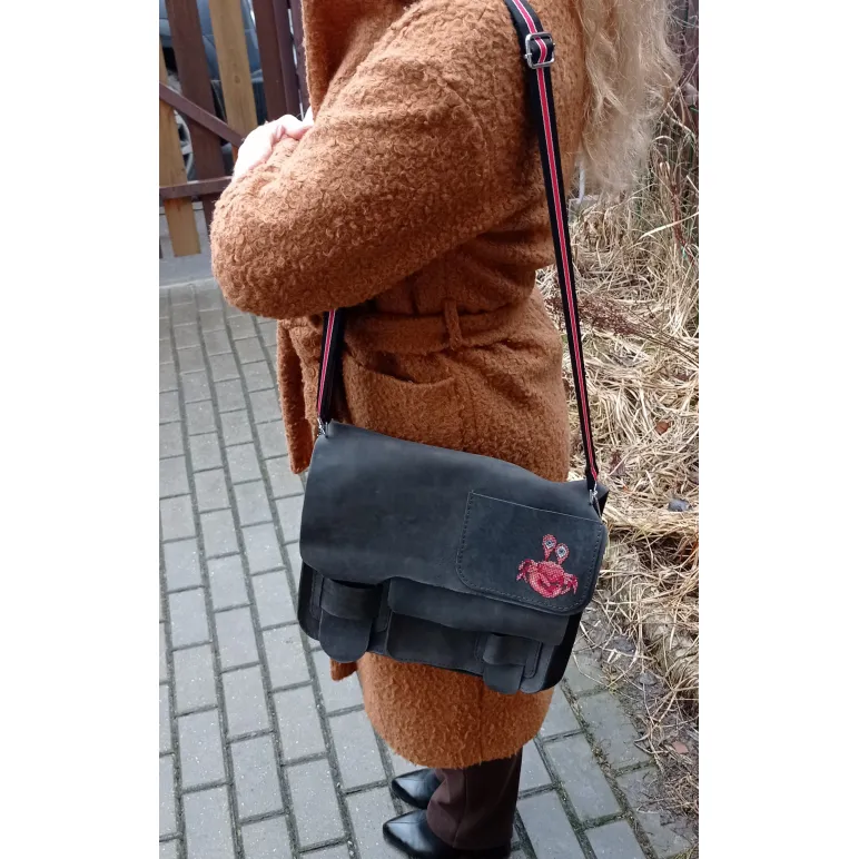 Сумка-почтальонка из натуральной кожи с вышивкой эксклюзивная