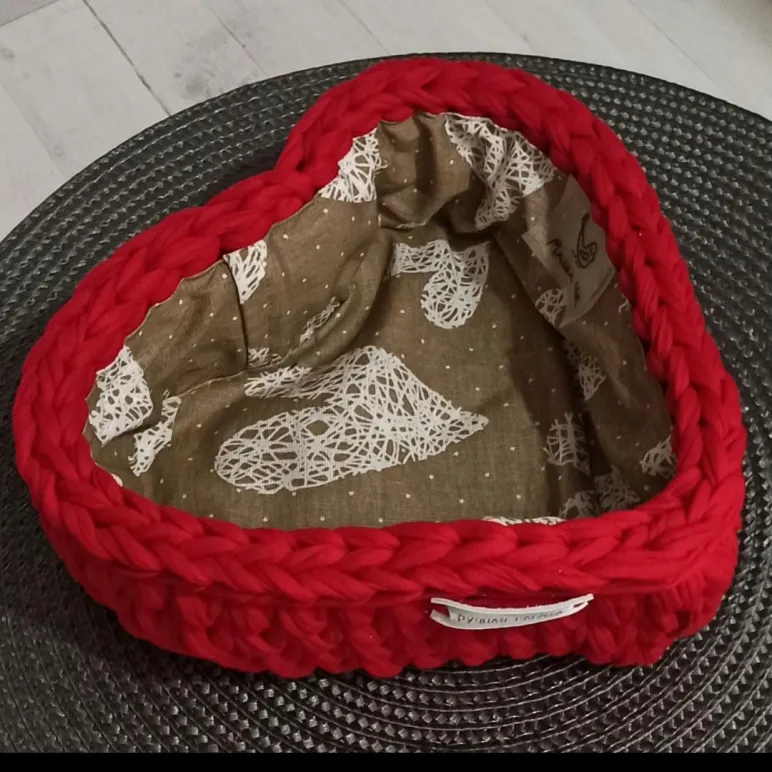Вязаная корзина Сердце низкая