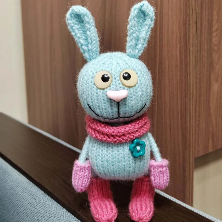 Вязаная игрушка зайчик для детей
