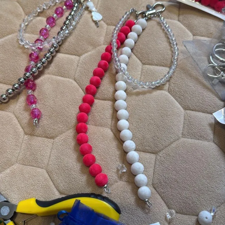 Подвесы на сумку или рюкзак, бусы в ассортименте