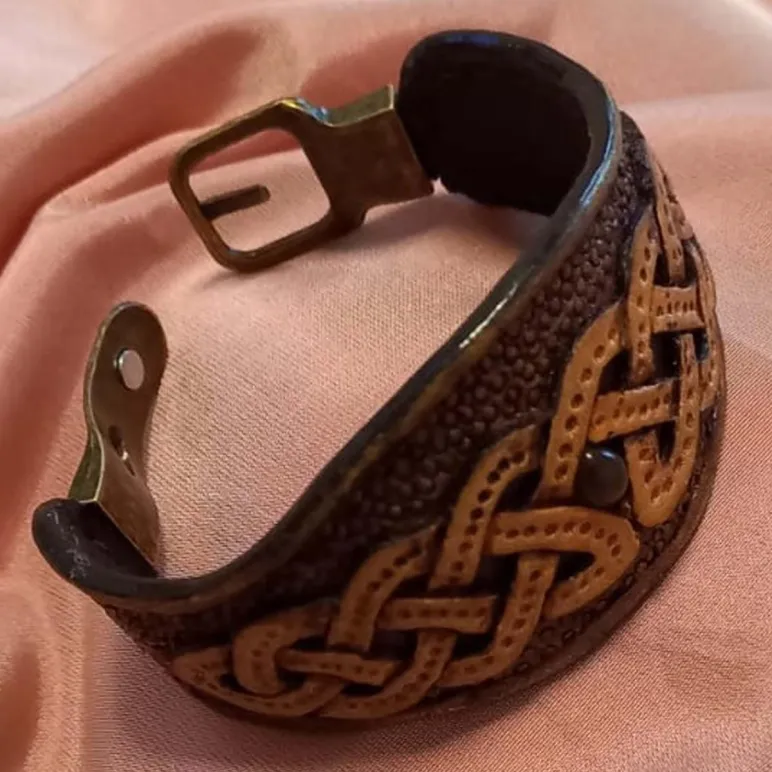 Браслет из натуральной кожи в стиле манжета