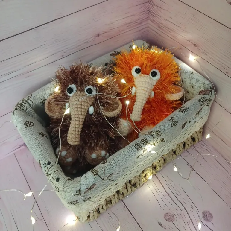 Вязаный брелок "Мамонтенок"