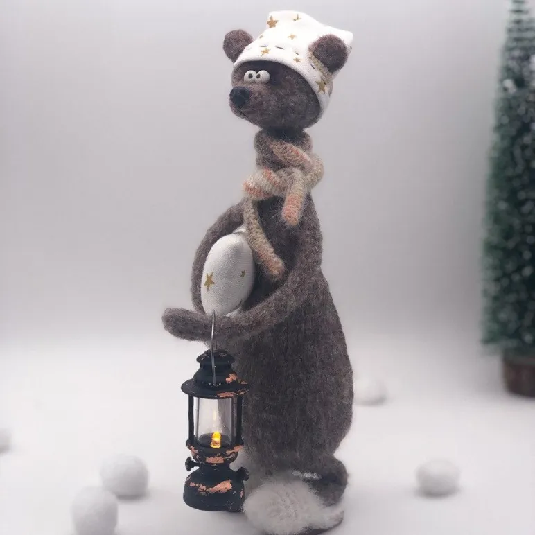 Вязаная интерьерная игрушка: Мишка-соня