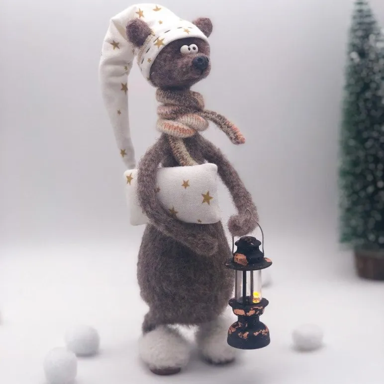 Вязаная интерьерная игрушка: Мишка-соня