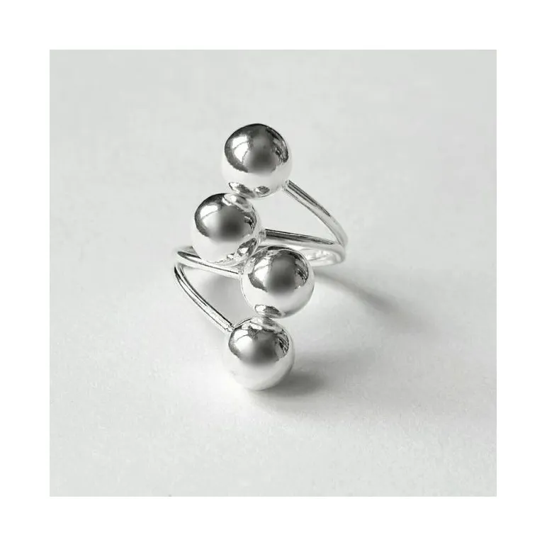 Кольцо из серебра с шариками размер 17.5-18