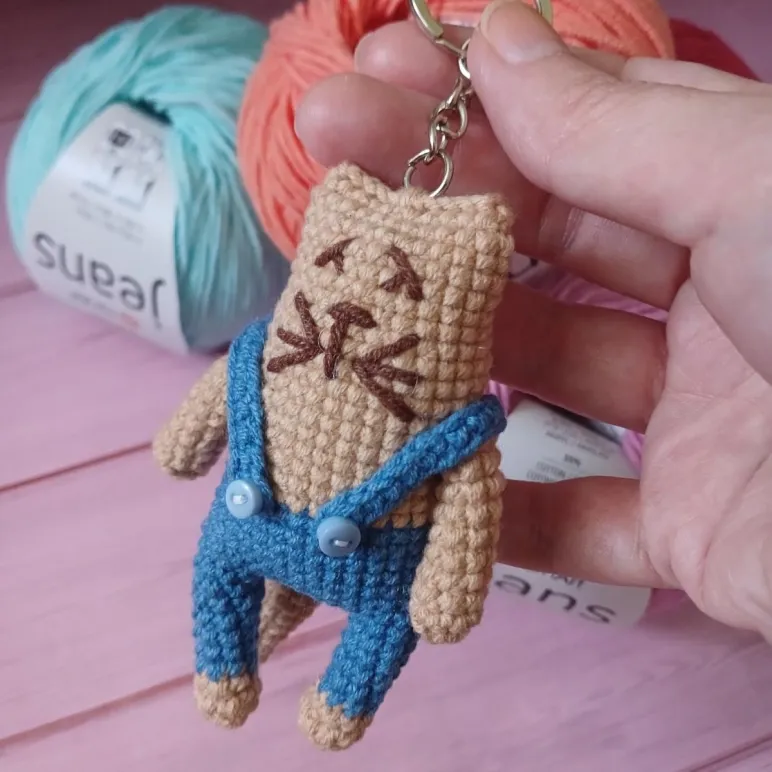 Вязаный брелок "Кот"