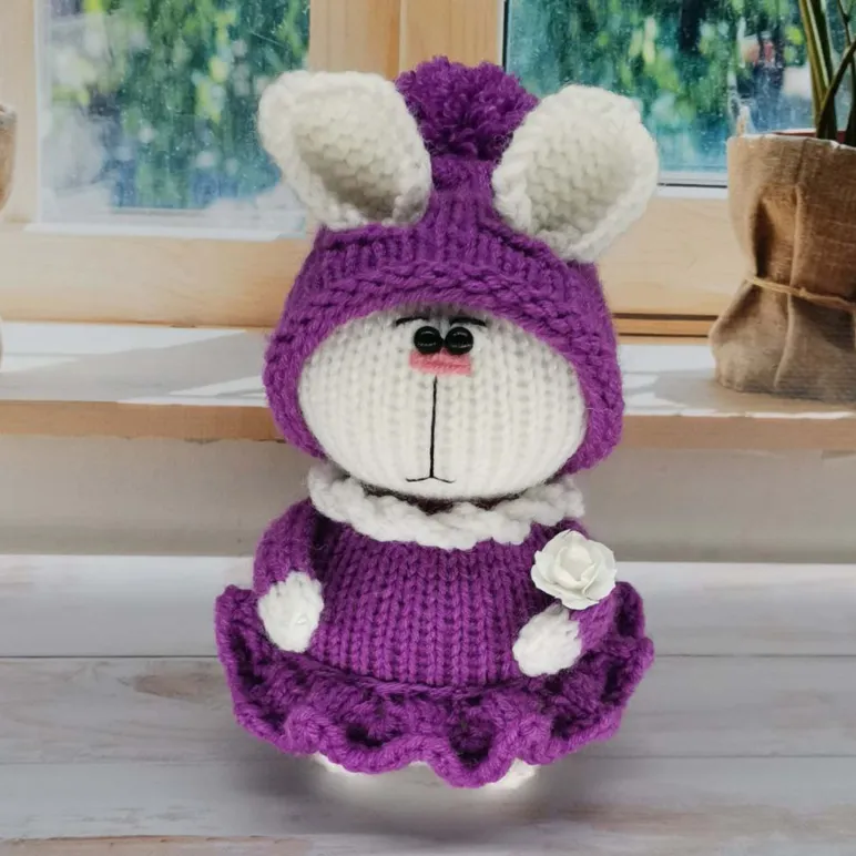 Вязаная зайка ручной работы — амигуруми