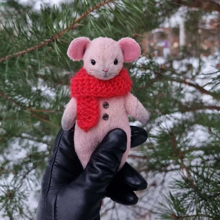 Мягкая игрушка Мышонок — компаньон для путешествий