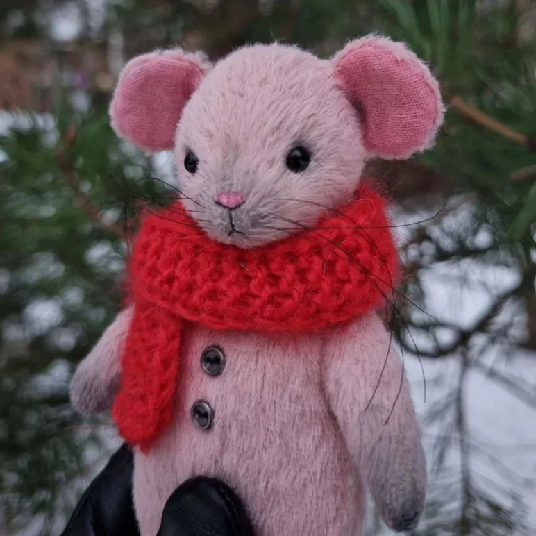 Мягкая игрушка Мышонок — компаньон для путешествий