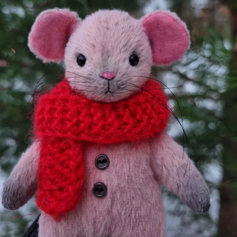 Мягкая игрушка Мышонок — компаньон для путешествий