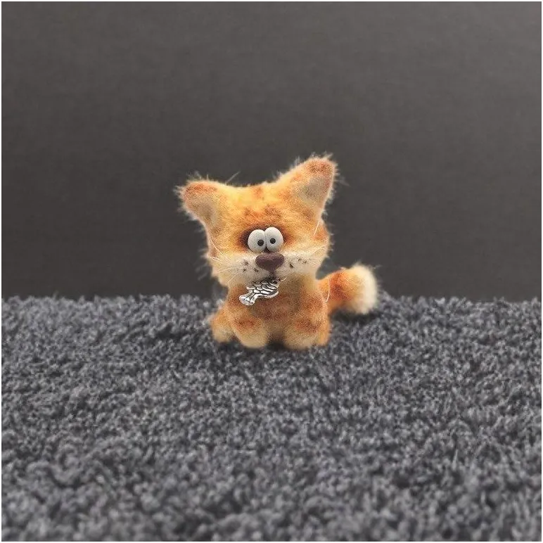 Вязаная интерьерная игрушка: Котик