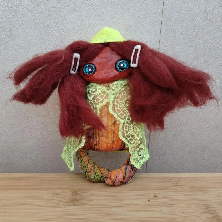 ИГРУШКА ИНТЕРЬЕРНАЯ ДЕВОЧКА В ПЛАЩЕ Игрушка интерьерная девочка в плаще