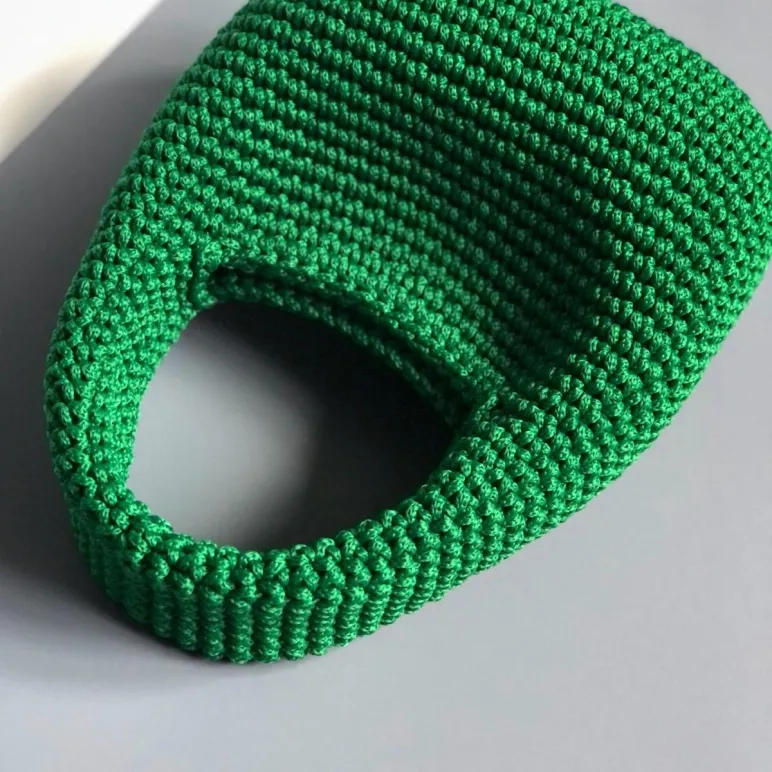 Вязана сумка хобо мини зеленого цвета