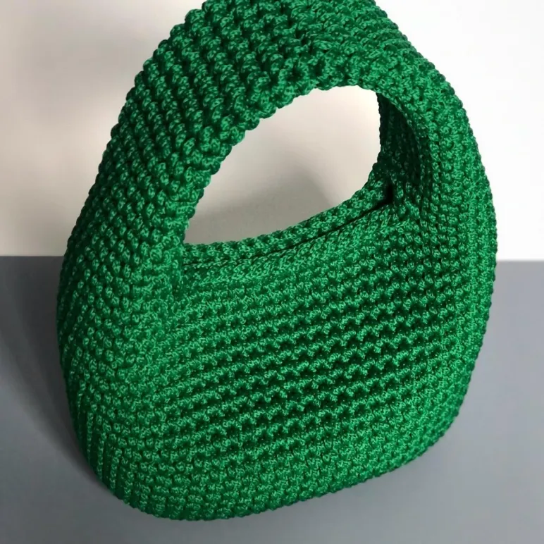 Вязана сумка хобо мини зеленого цвета