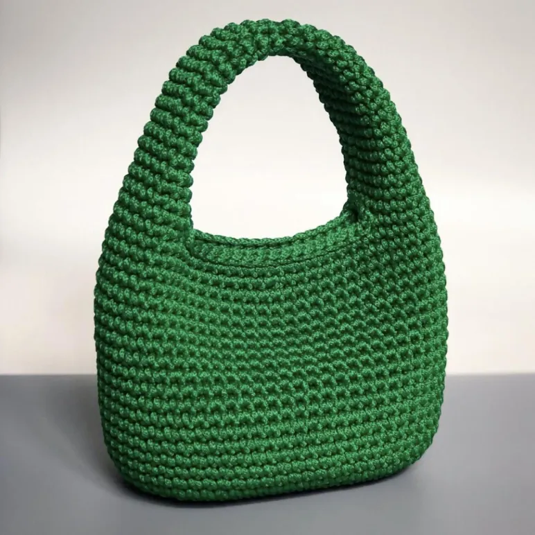 Вязана сумка хобо мини зеленого цвета