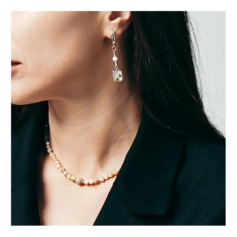 Чокер из натурального перламутра.