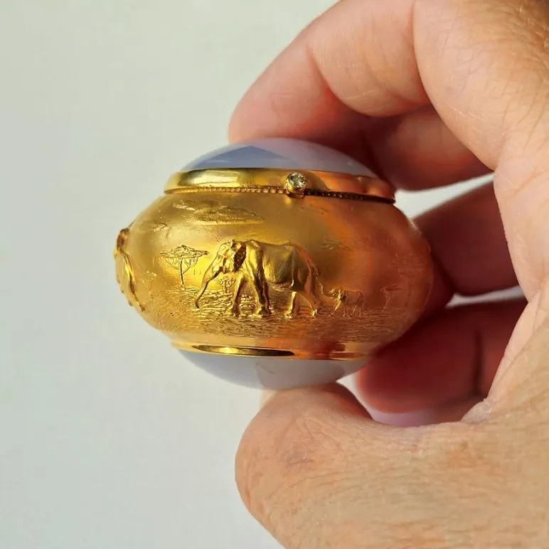 Карманная пепельница - таблетница из серебра с позолотой и халцедоном