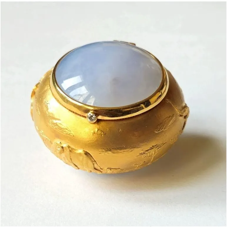 Карманная пепельница - таблетница из серебра с позолотой и халцедоном