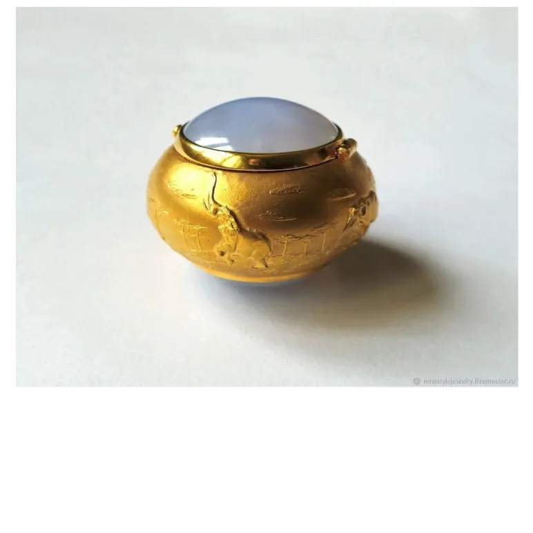 Карманная пепельница - таблетница из серебра с позолотой и халцедоном