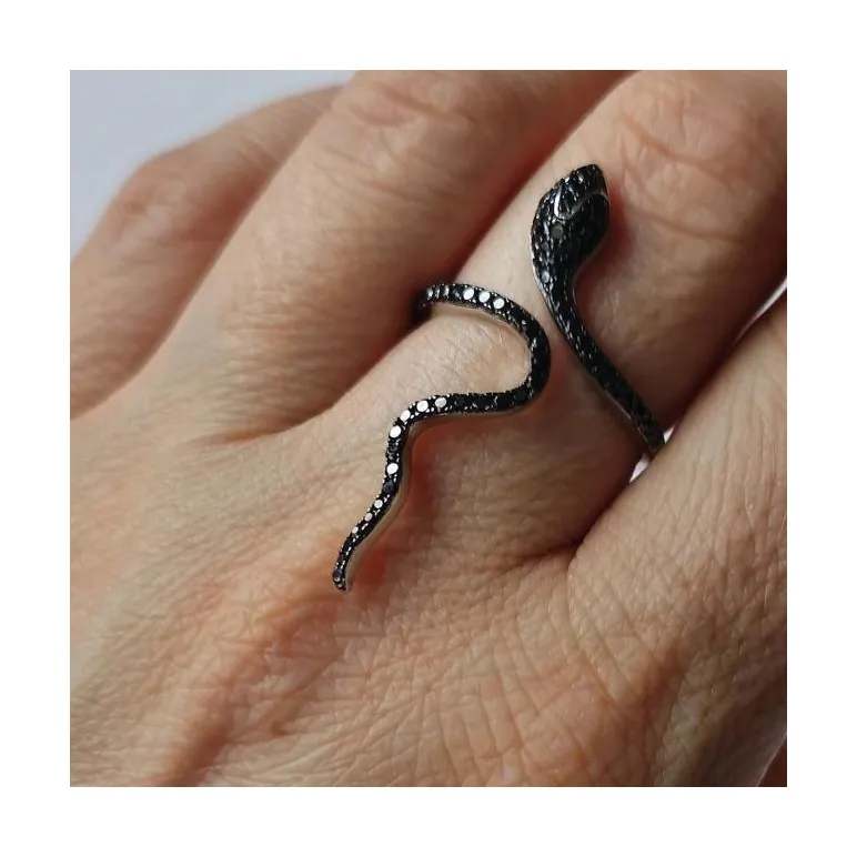 Серьги и кольцо из серебра с черной шпинелью "Змеи"