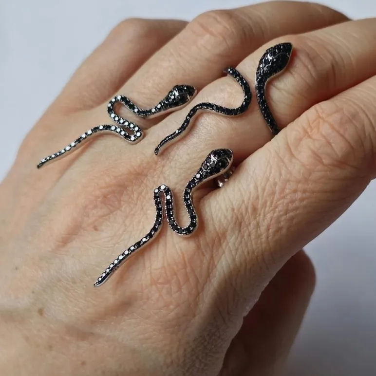 Серьги и кольцо из серебра с черной шпинелью "Змеи"