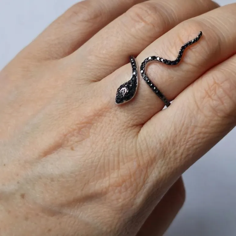Серьги и кольцо из серебра с черной шпинелью "Змеи"