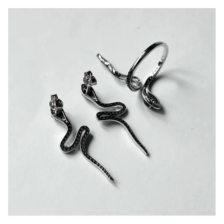 Серьги и кольцо из серебра с черной шпинелью "Змеи"