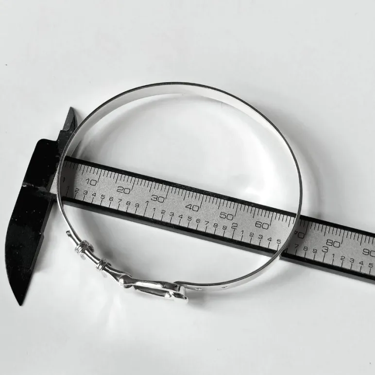 Браслет жесткий из серебра "Ремешок"