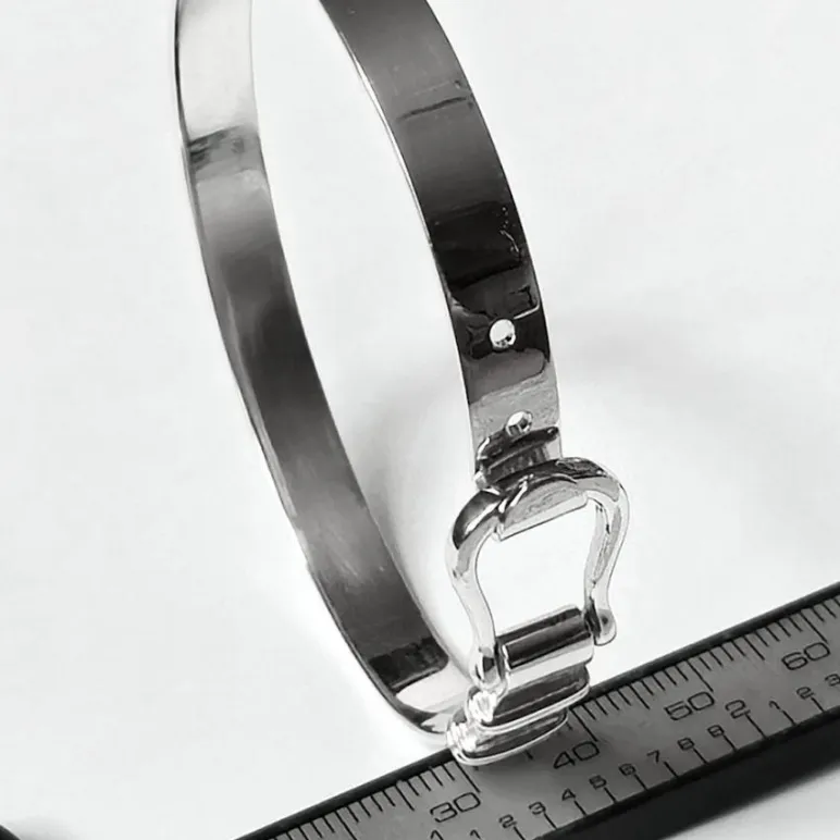 Браслет жесткий из серебра "Ремешок"