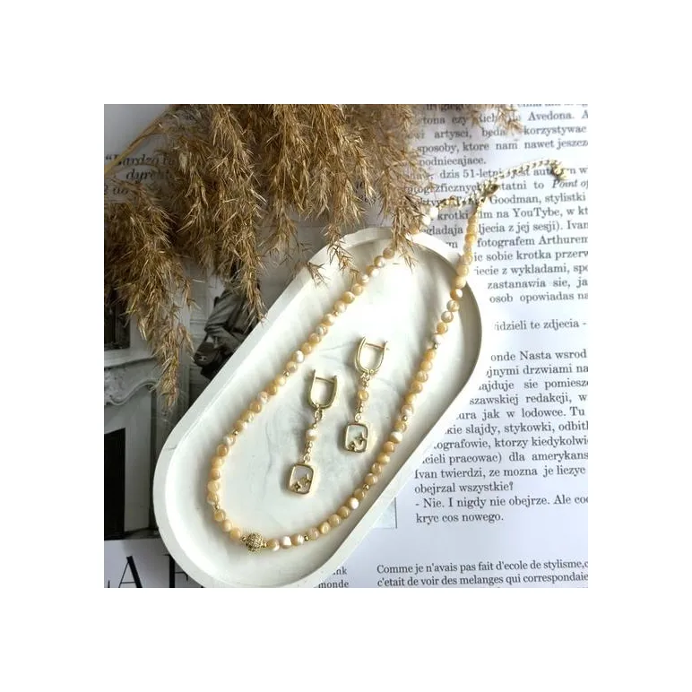 Чокер из натурального перламутра.