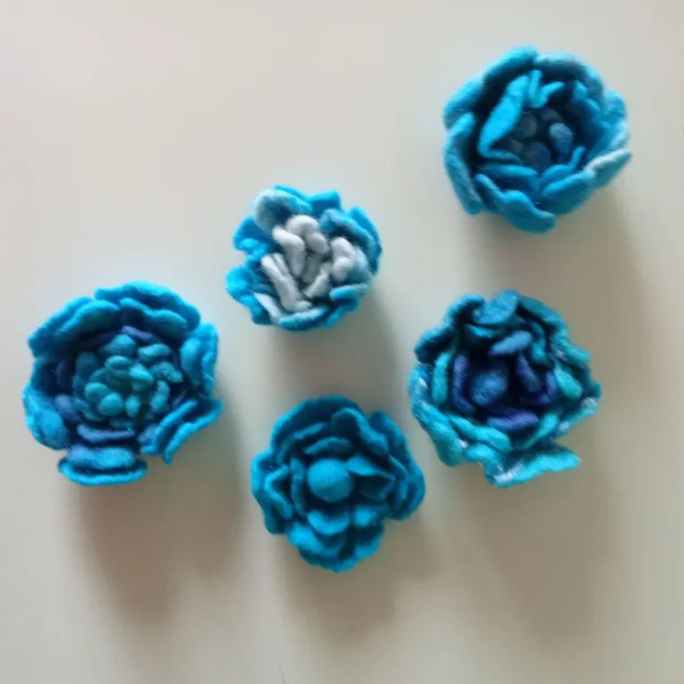 Брошь цветок