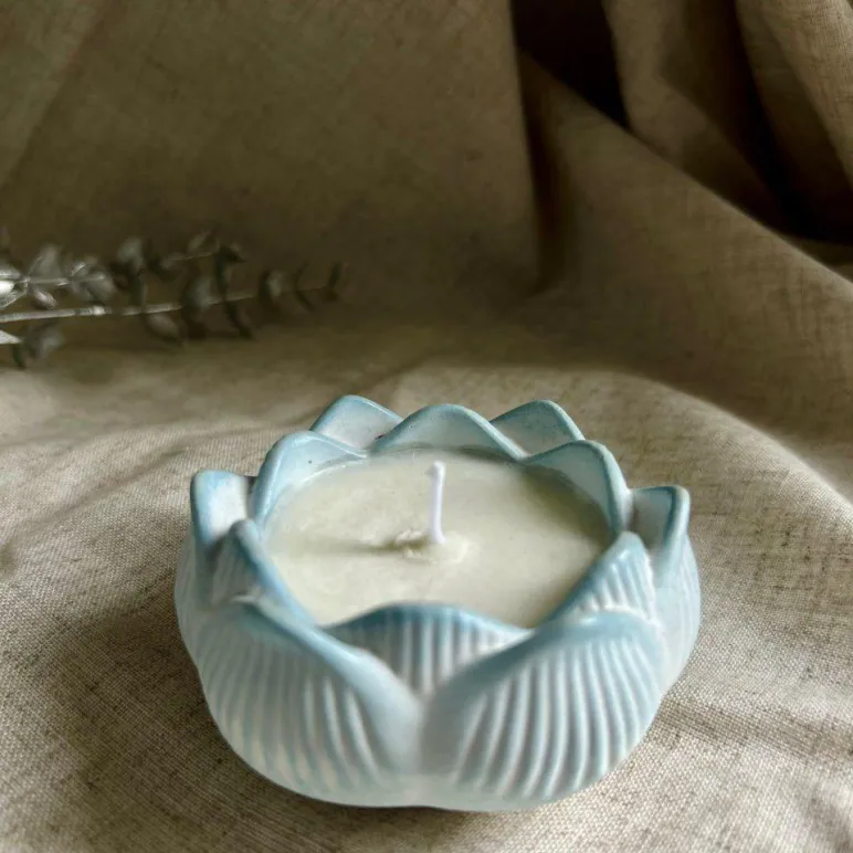 Свеча восковая в подсвечнике из гипса Цветок