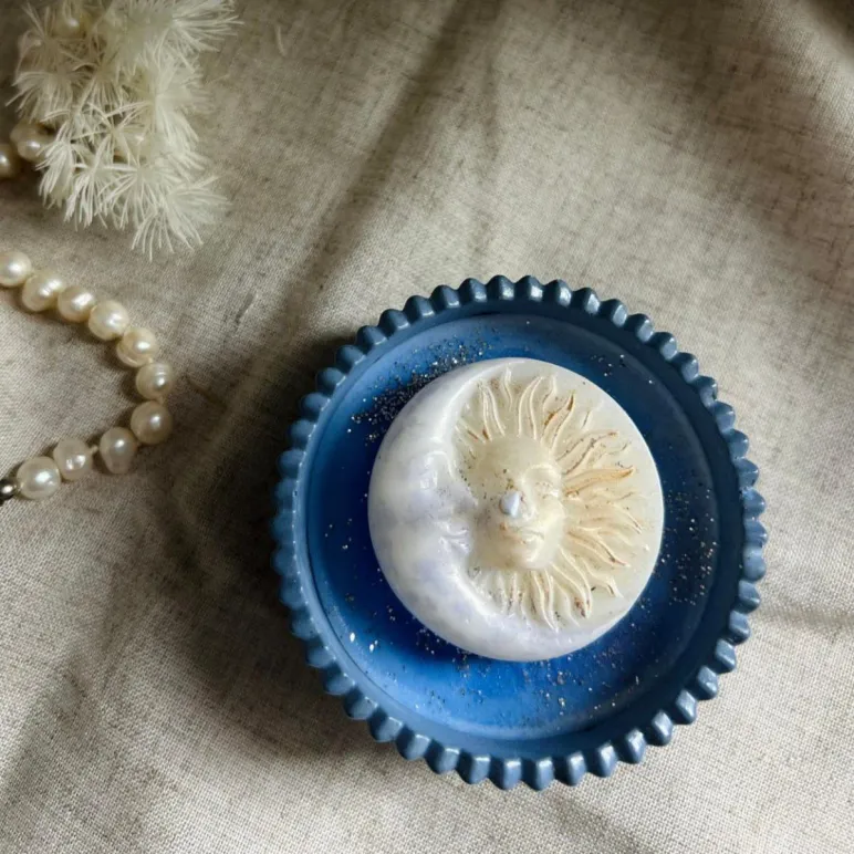 Свеча восковая в подсвечнике из гипса