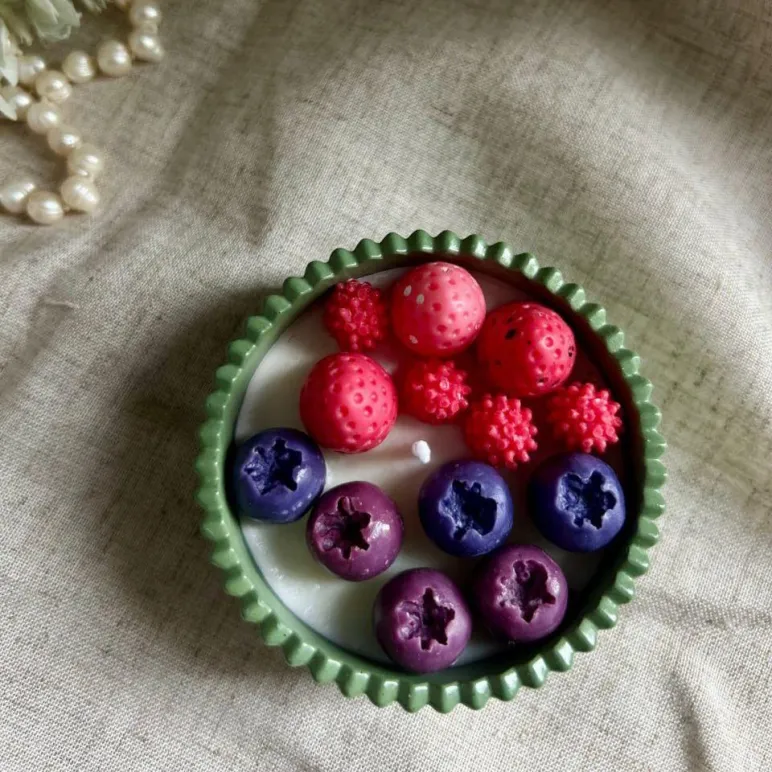 Свеча восковая в подсвечнике из гипса