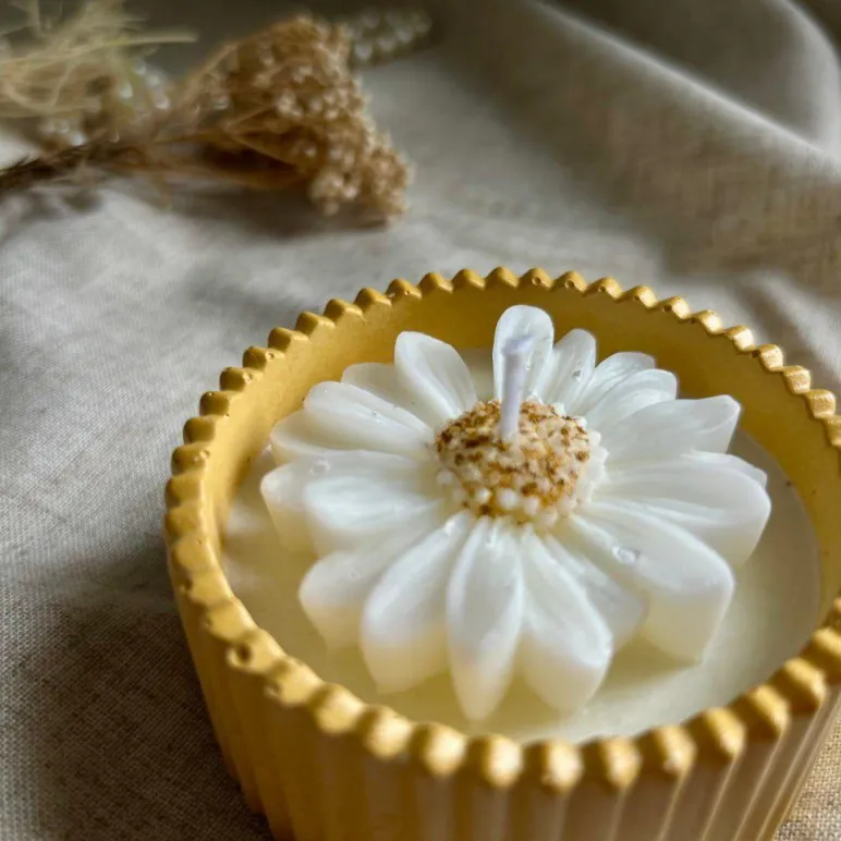 Свеча восковая в подсвечнике из гипса