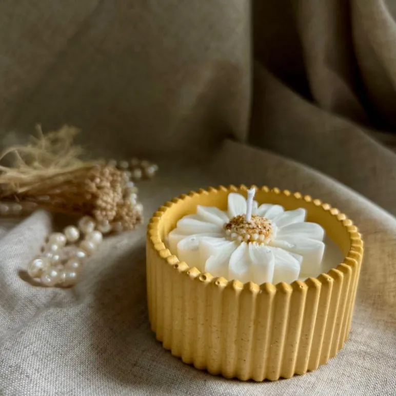 Свеча восковая в подсвечнике из гипса