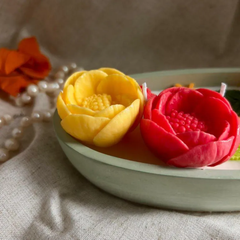 Свеча восковая в подсвечнике из гипса