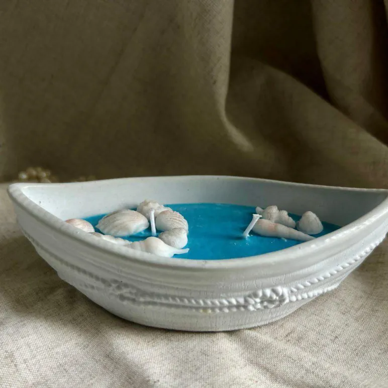 Свеча восковая в подсвечнике из гипса