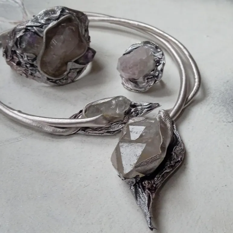 Комплект украшений из кожи и горного хрусталя