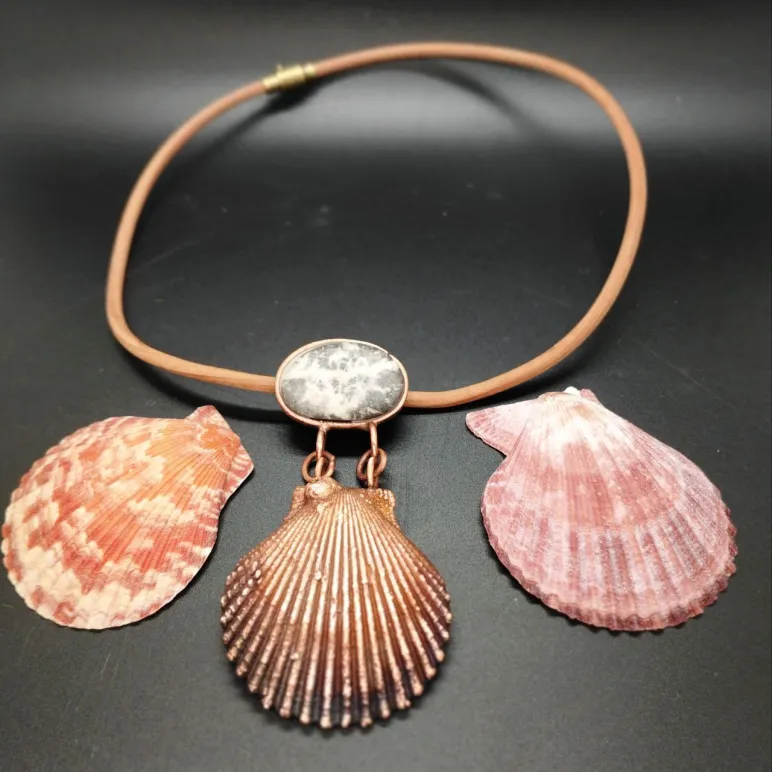 Чокер. Шнур замша, медь, галька с морского берега