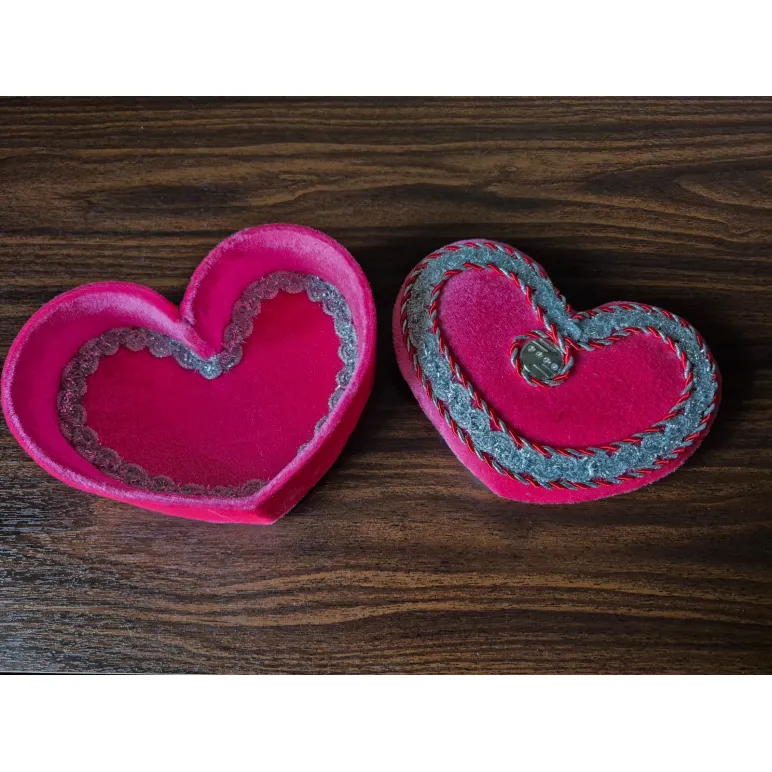 Шкатулка из бархата. Ручная работа. Отделка декоративной тесьмой.