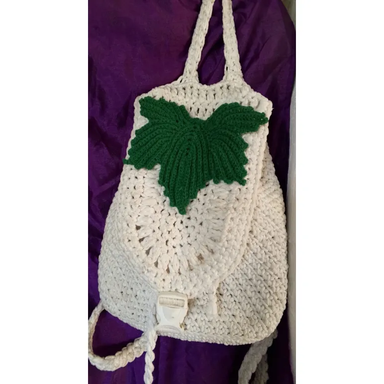 Рюкзак из полиэфирного шнура с украшением на клапане — ручная работа