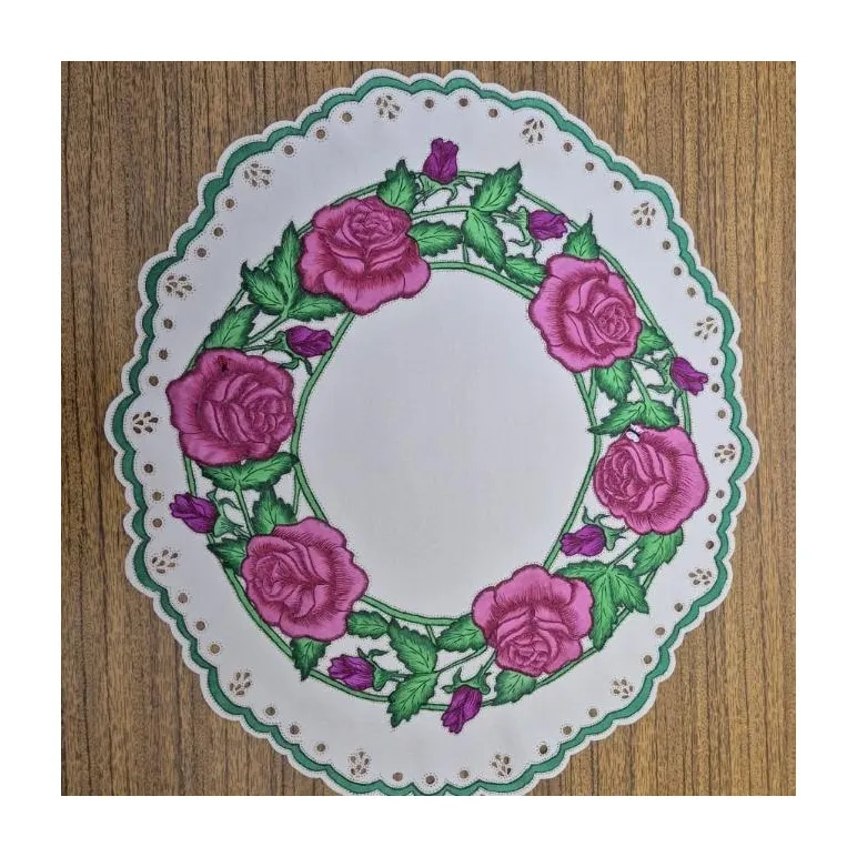 Салфетка "Венок из роз", выполнена методом гильоширования. Ручная работа