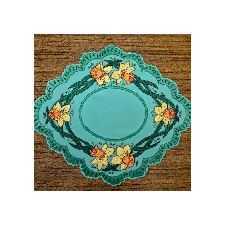 Салфетка "Зелёная фантазия" создана методом гильоширования. Ручная работа