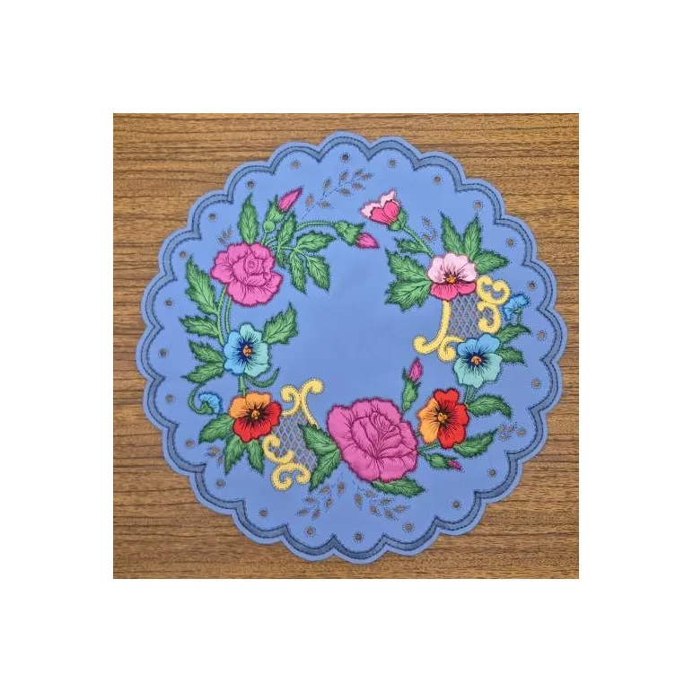 Салфетка "Розы на голубом" создана методом гильоширования. Ручная работа